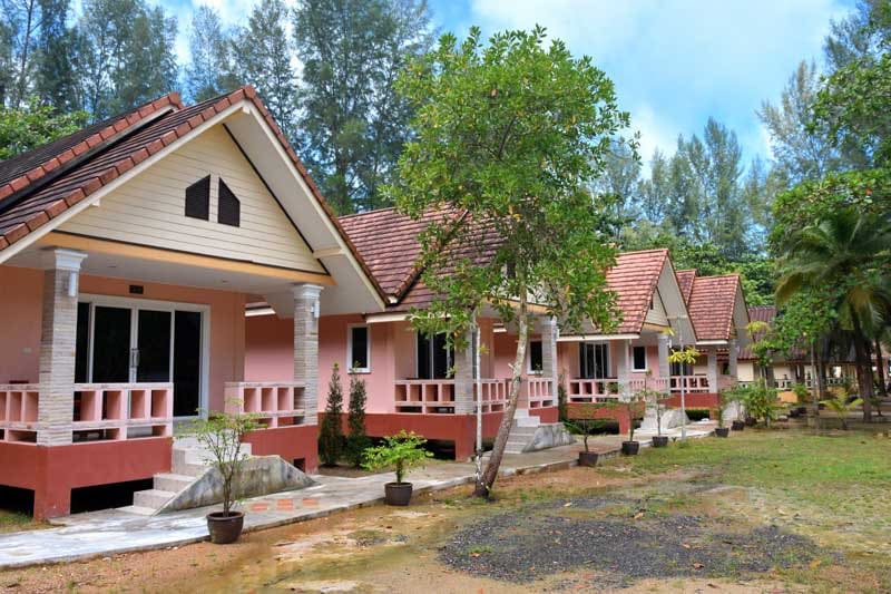 Double bungalows in a row at Ao Thong Beach